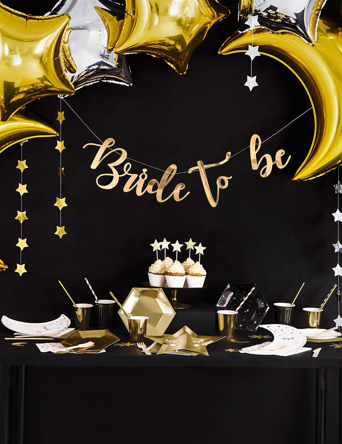 Postavitev dekoracije bifeja iz kartonske girlande Bride to be