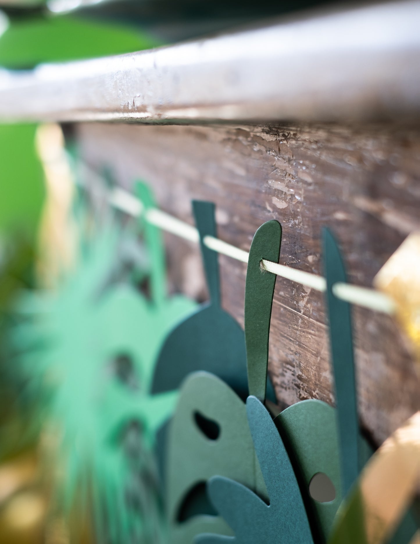 Kartonski zlati tropski listi Garland in degradirani iz zelene 2 m