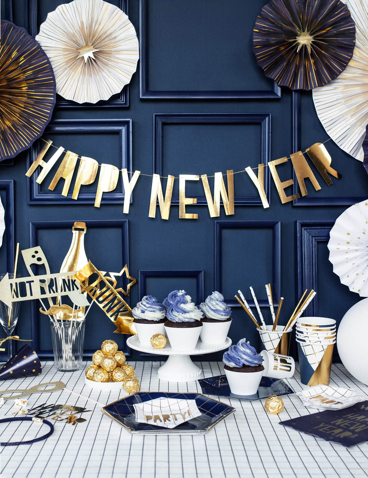 Vzpostavitev prazničnega bifeja s kartonsko girlando Happy New Year