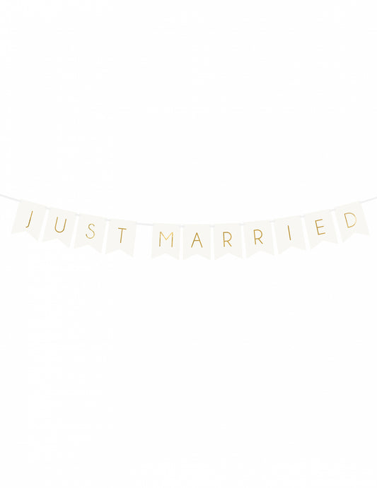 Vue de face de la guirlande en carton just married pour mariage