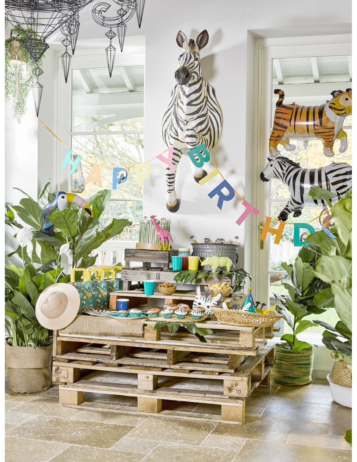 Mise en situation de la guirlande en carton Party Animal Happy Birthday Jungle