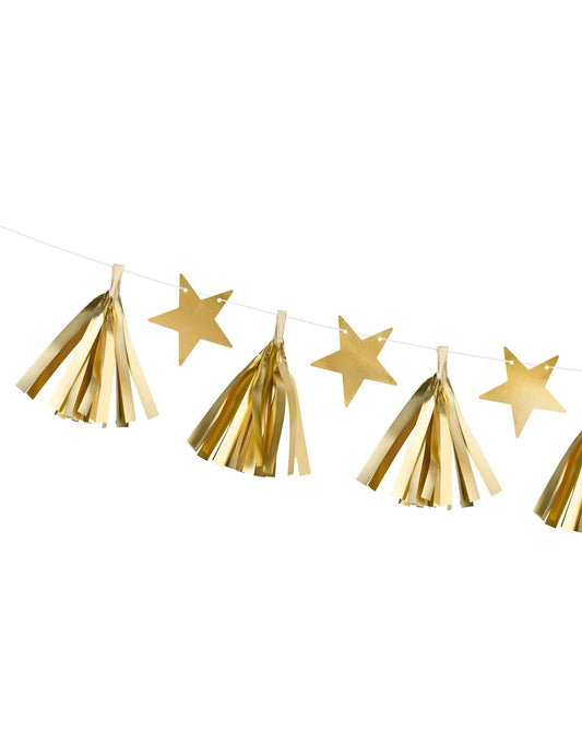 Détail des pompons et étoiles de la guirlande en papier tassel étoiles