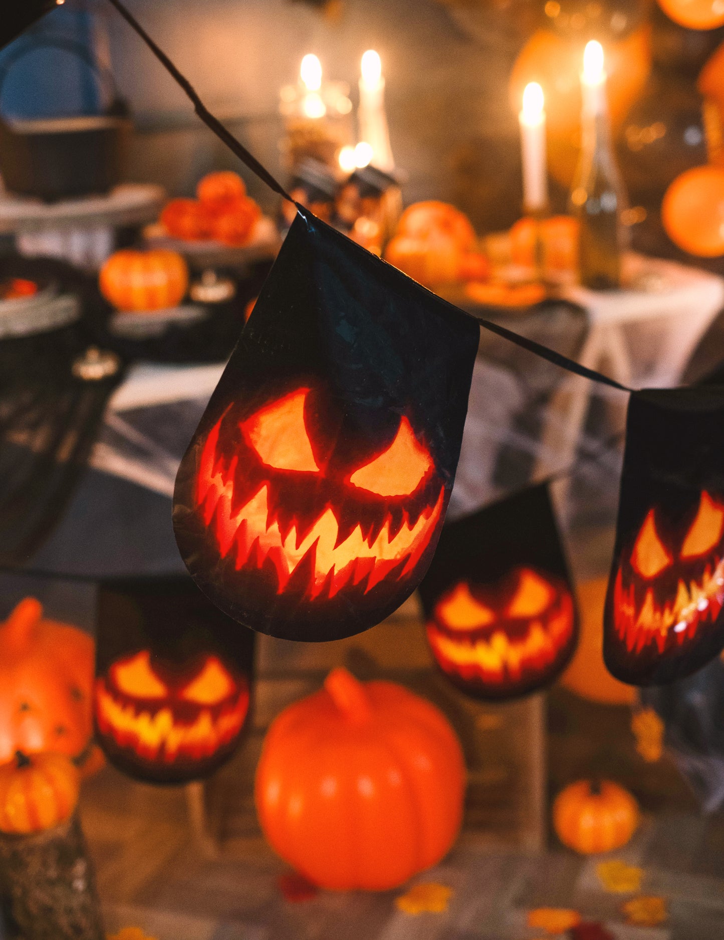 Mise en ambiance lumineuse de la guirlande fanions citrouille terrifiante