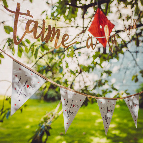 Romantična girlanda z napisom "Ljubim te" dolžine 3 m v beli, rdeči, črni in zlati barvi.