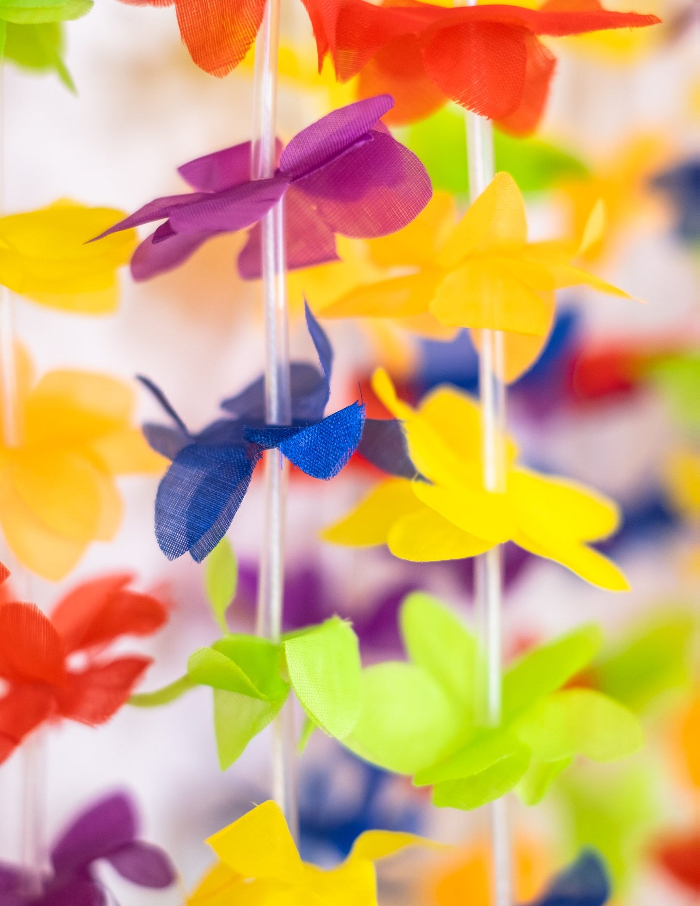 Podrobnost o montaži havajske cvetne girlande