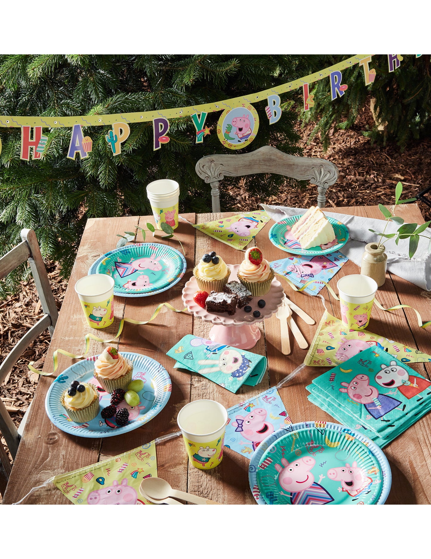 Mise en situation de fête de la Guirlande Happy Birthday Peppa Pig