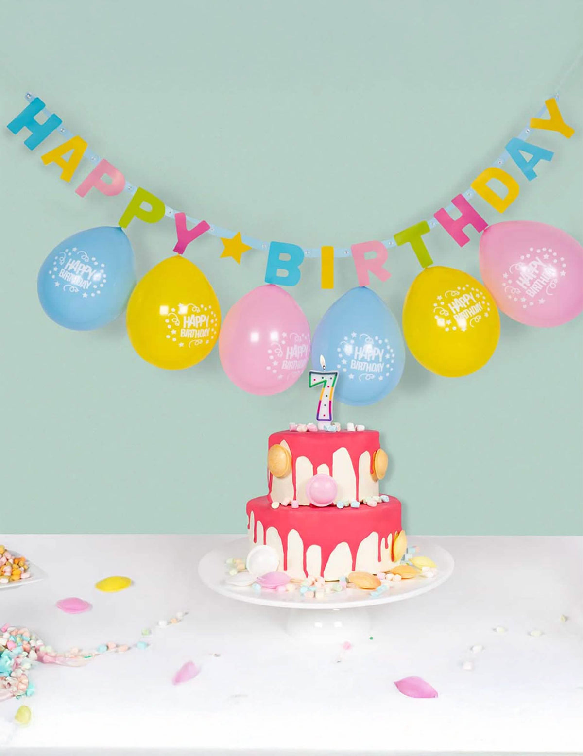Postavitev s torto in baloni z girlande črk Happy Birthday