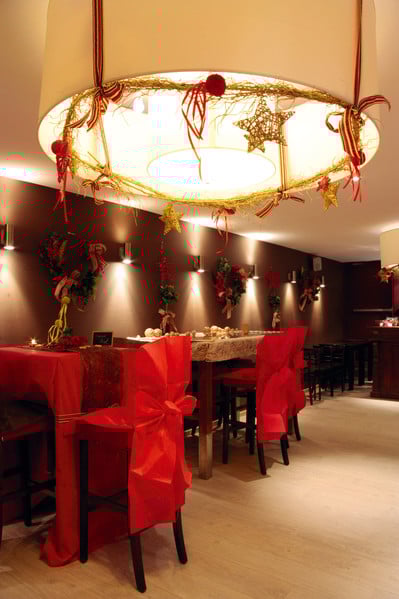 10 vrhunskih rdečih prevlek za stole 50 x 95 cm netkana tkanina s trakovi