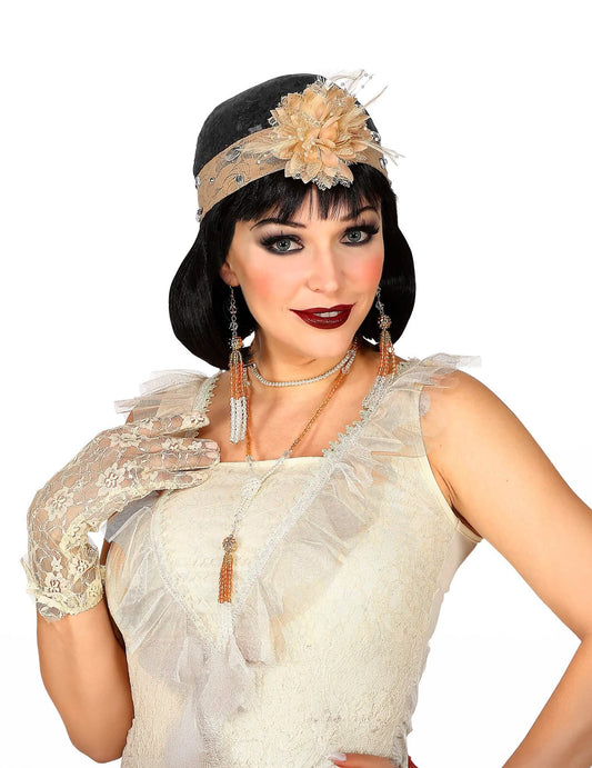 Gros plan sur le bandeau les bijoux et les gants en dentelle du kit accessoires charleston