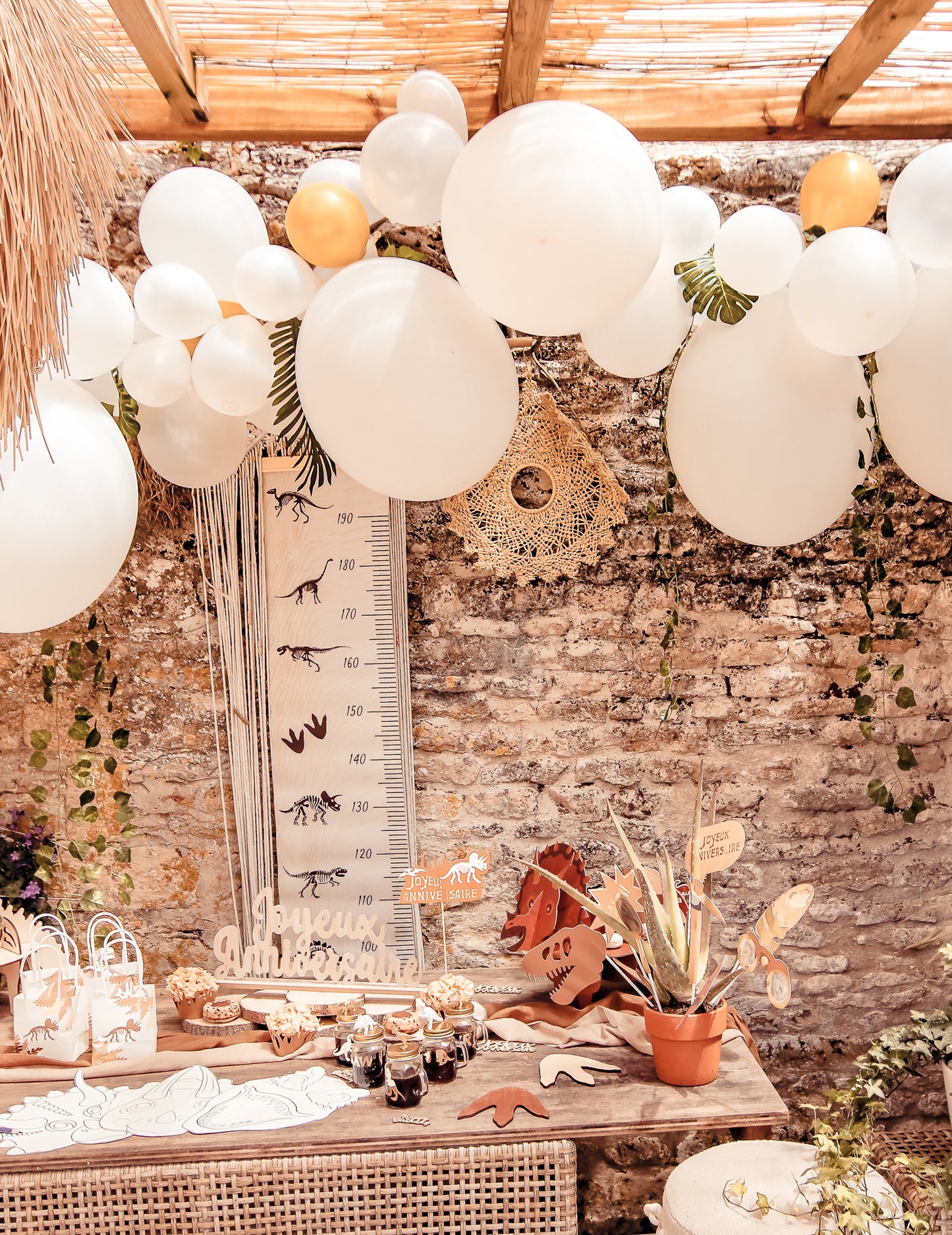 Komplet 55 balonov v obliki belega in zlatega loka z bršljanom in tropskimi listi, elegantna dekoracija