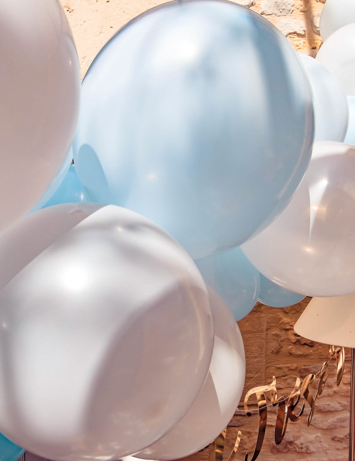 Bližnji posnetek balonov iz kompleta za obok s 57 modrimi in belimi baloni za baby shower
