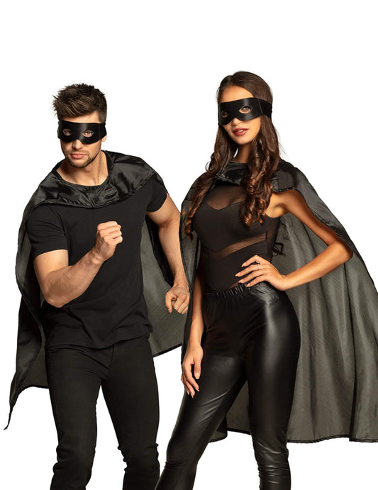 Vue d'ensemble du kit cape et masque de super héros porté par un couple