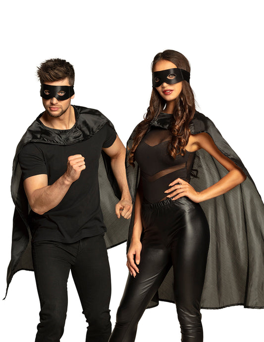 Vue d'ensemble du kit cape et masque de super héros porté par un couple
