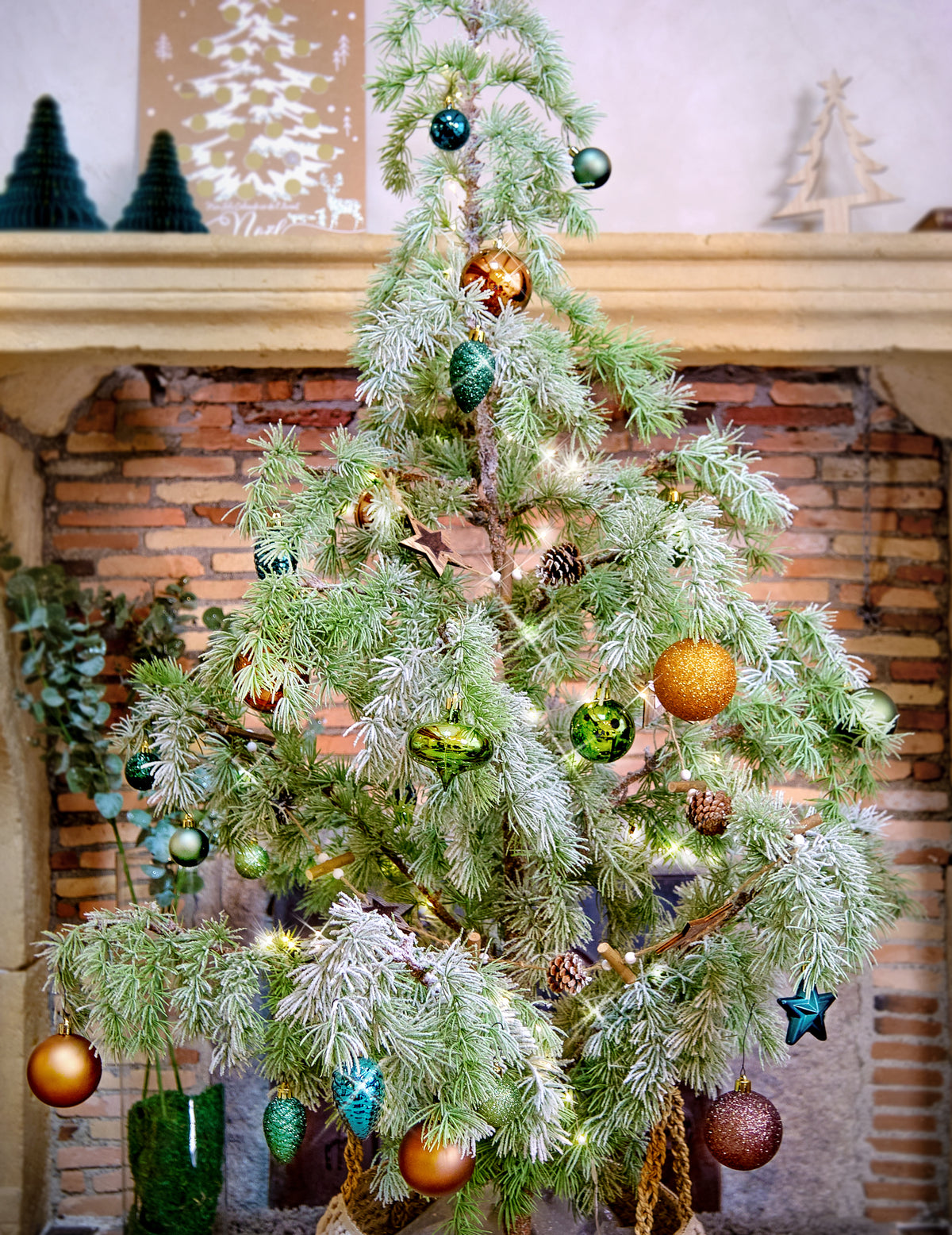 Mise en situation du kit décorations de sapin 18 pièces à suspendre bleu vert