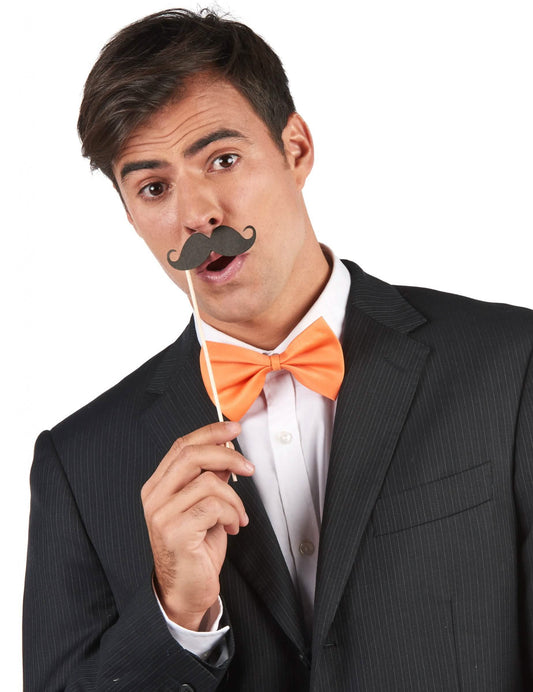Mise en situation d'une moustache du kit photobooth 8 moustaches