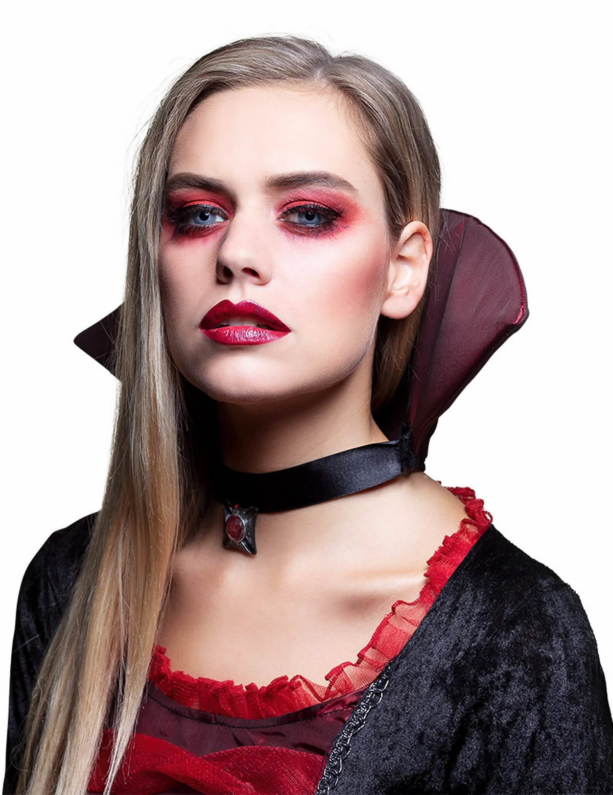 Prikaz nošenja fantazijskih leč za halloween zombiji oko