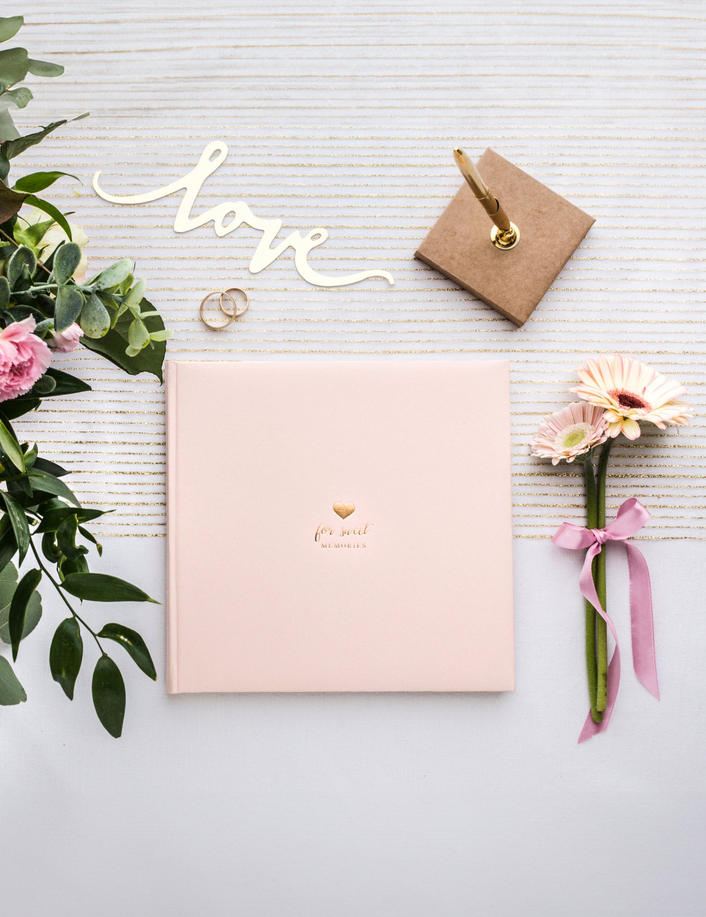 Knjiga gostov v pudrasto roza in zlati barvi, 20,5 x 20,5 cm cm 22 strani romantične poroke