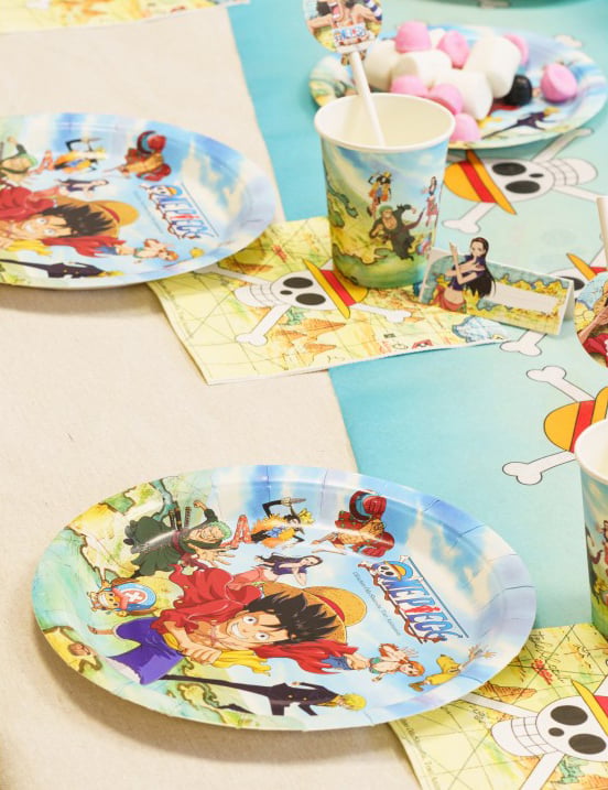 Mise en scène sur une table d'anniversaire des assiettes en carton One Piece