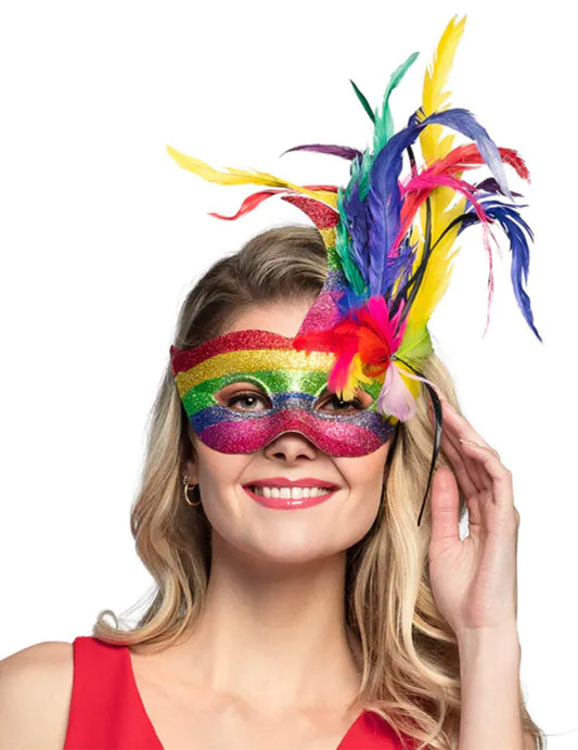 Vue de face du loup vénitien multicolore avec plumes
