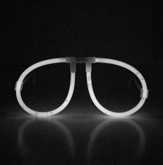 Vue de face illuminée blanche des lunettes phosphorescentes fluo