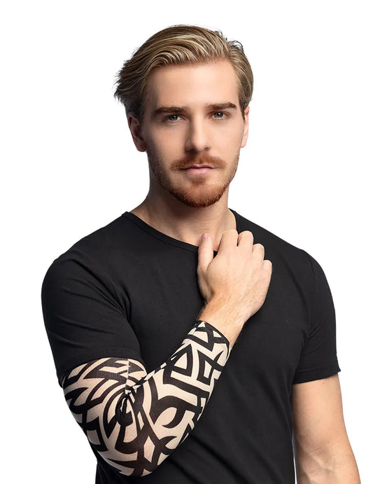 Vue portée de la manche tatouages tribal