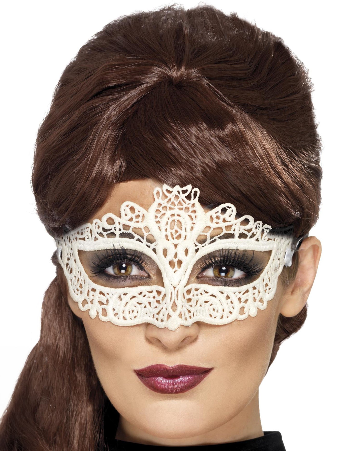 Pogled od blizu na čipko bele ženske maske