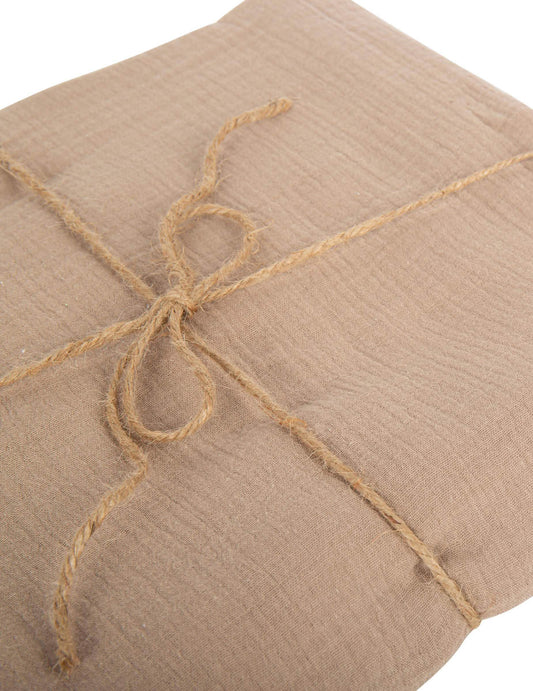 Détail du pliage et du lien en corde de la nappe en gaze de coton style bohème
