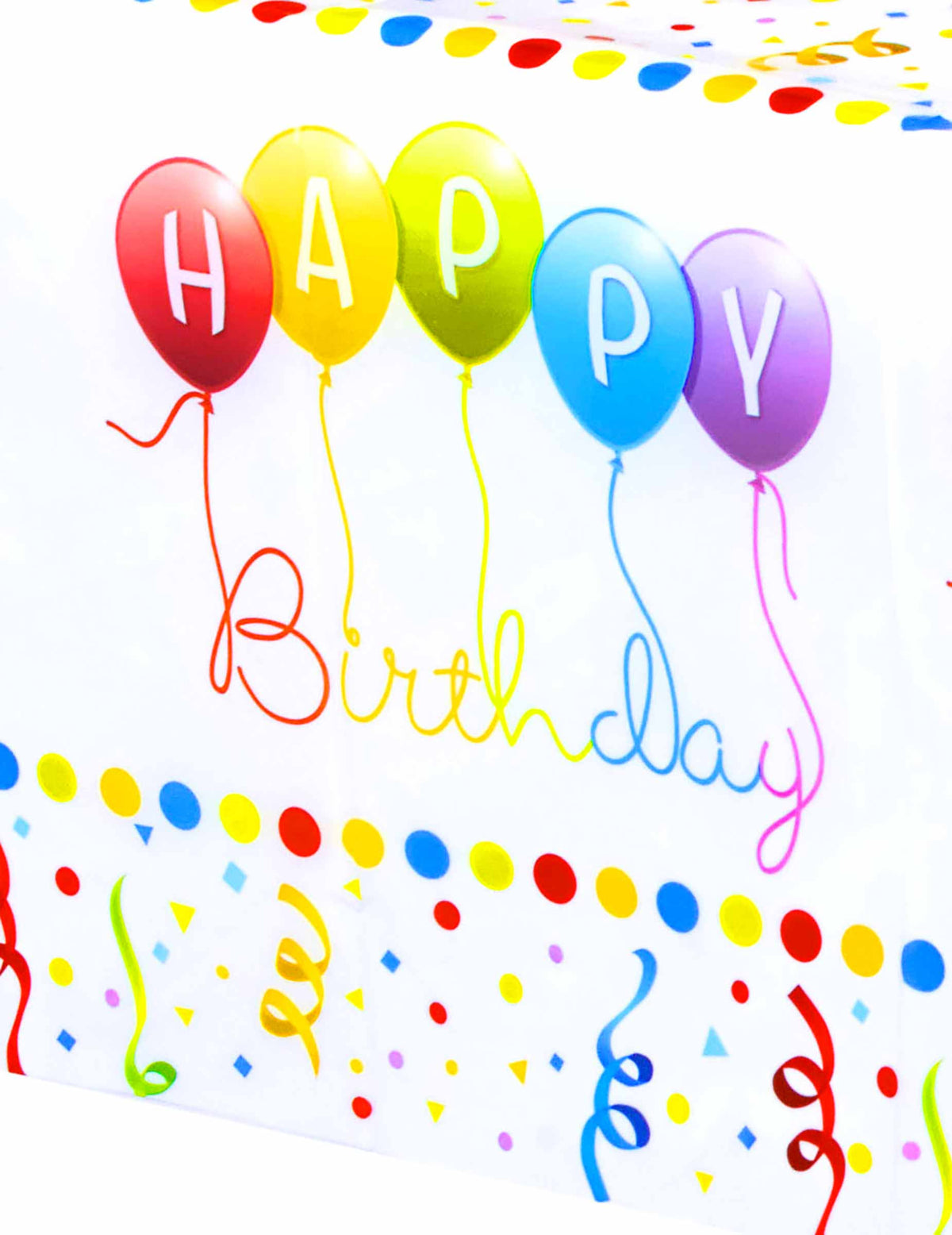 Veliki plan potiska baloni in konfeti na plastični prt Happy Birthday