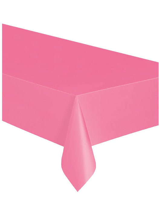 Gros plan sur le coin de la nappe rectangulaire rose en plastique