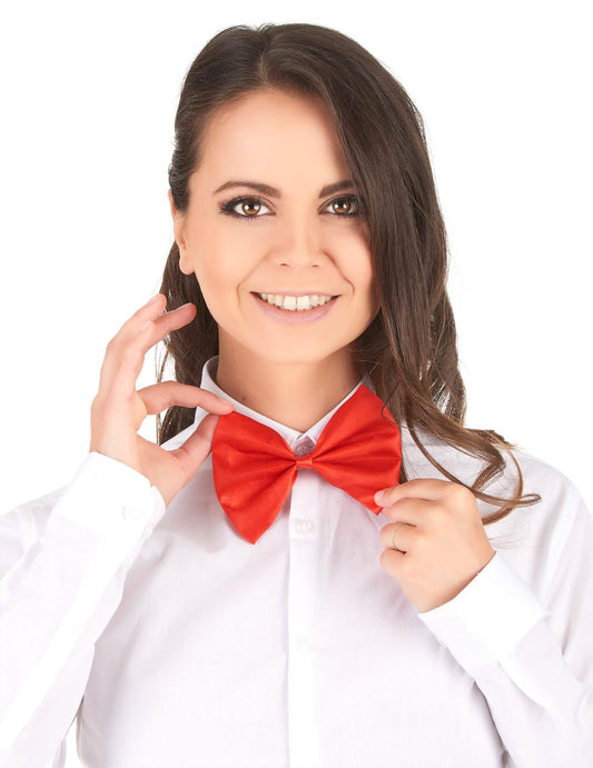 Gros plan du noeud papillon rouge pour adulte