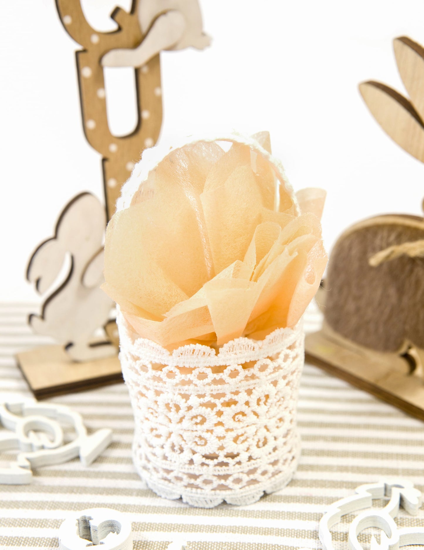 Détail du motif en dentelle du panier dentelle pour mariage