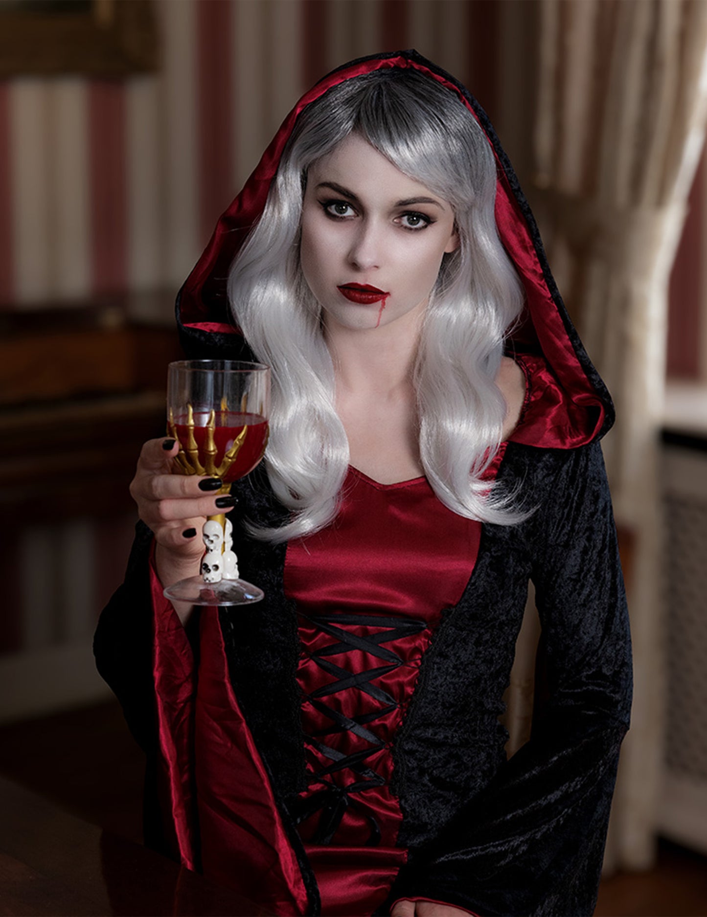 Dolga bela in siva lasulja za noč čarovnic