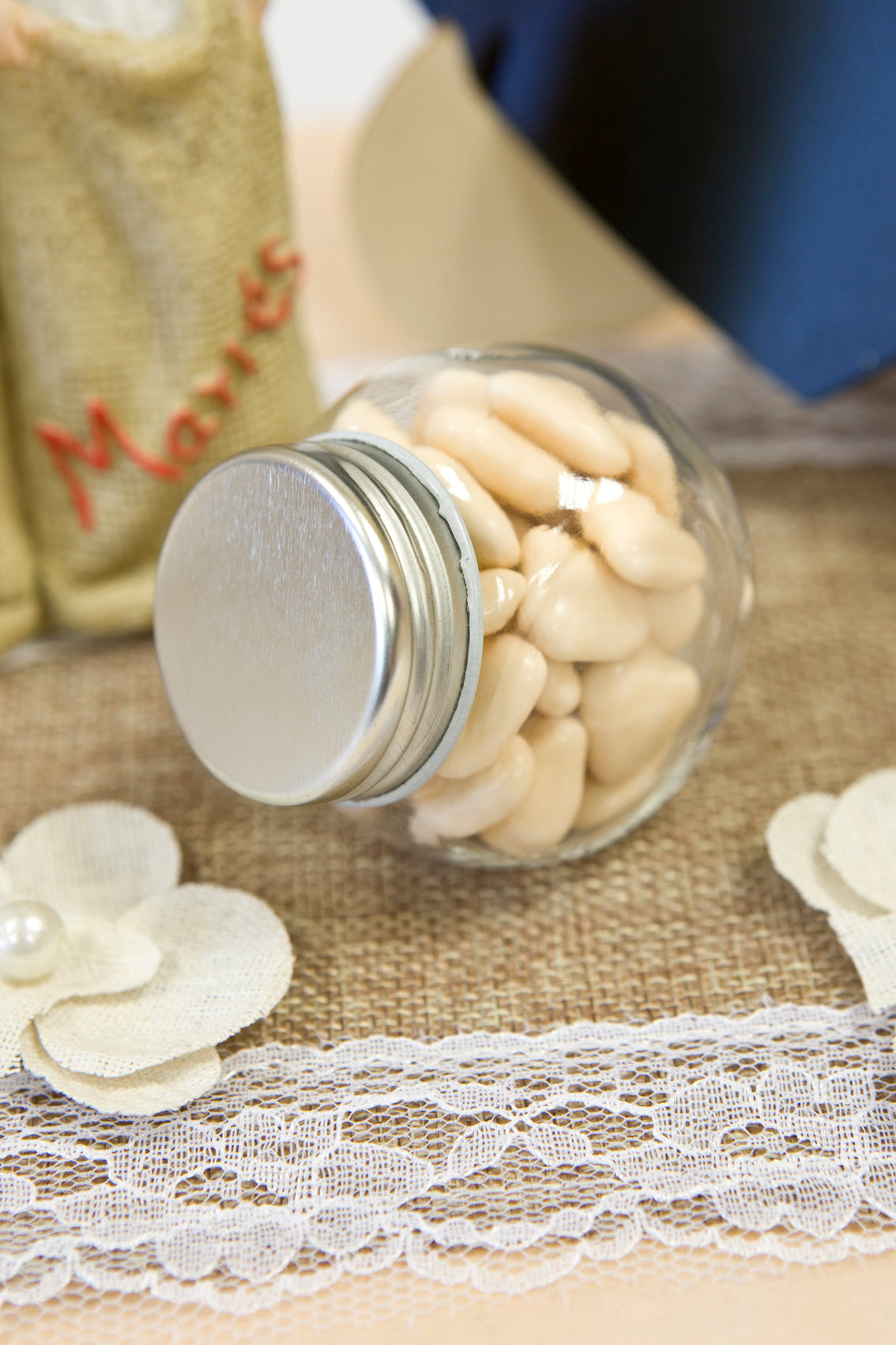 Majhen stekleni kozarec s 5 cm jeklenim pokrovom