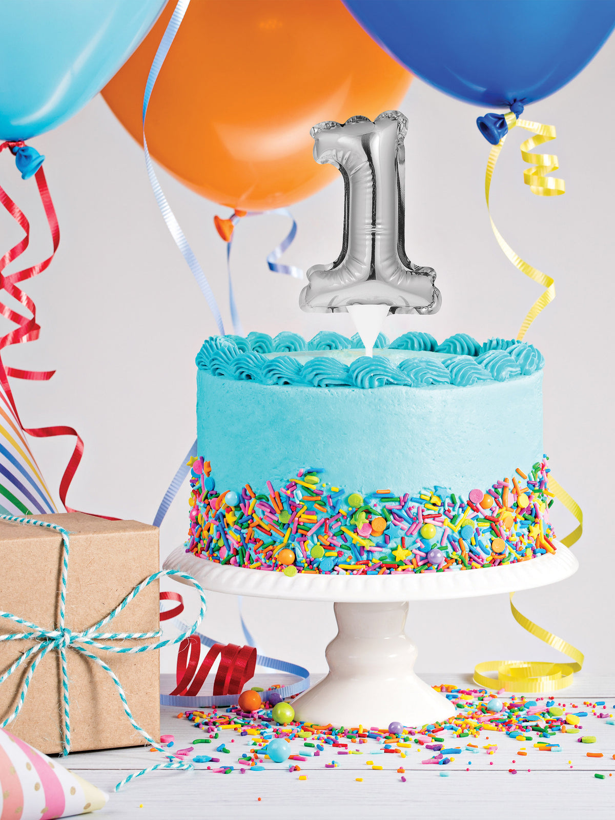 Mise en situation du pic à gâteau gonflable chiffre pour fête argenté auto-gonflant