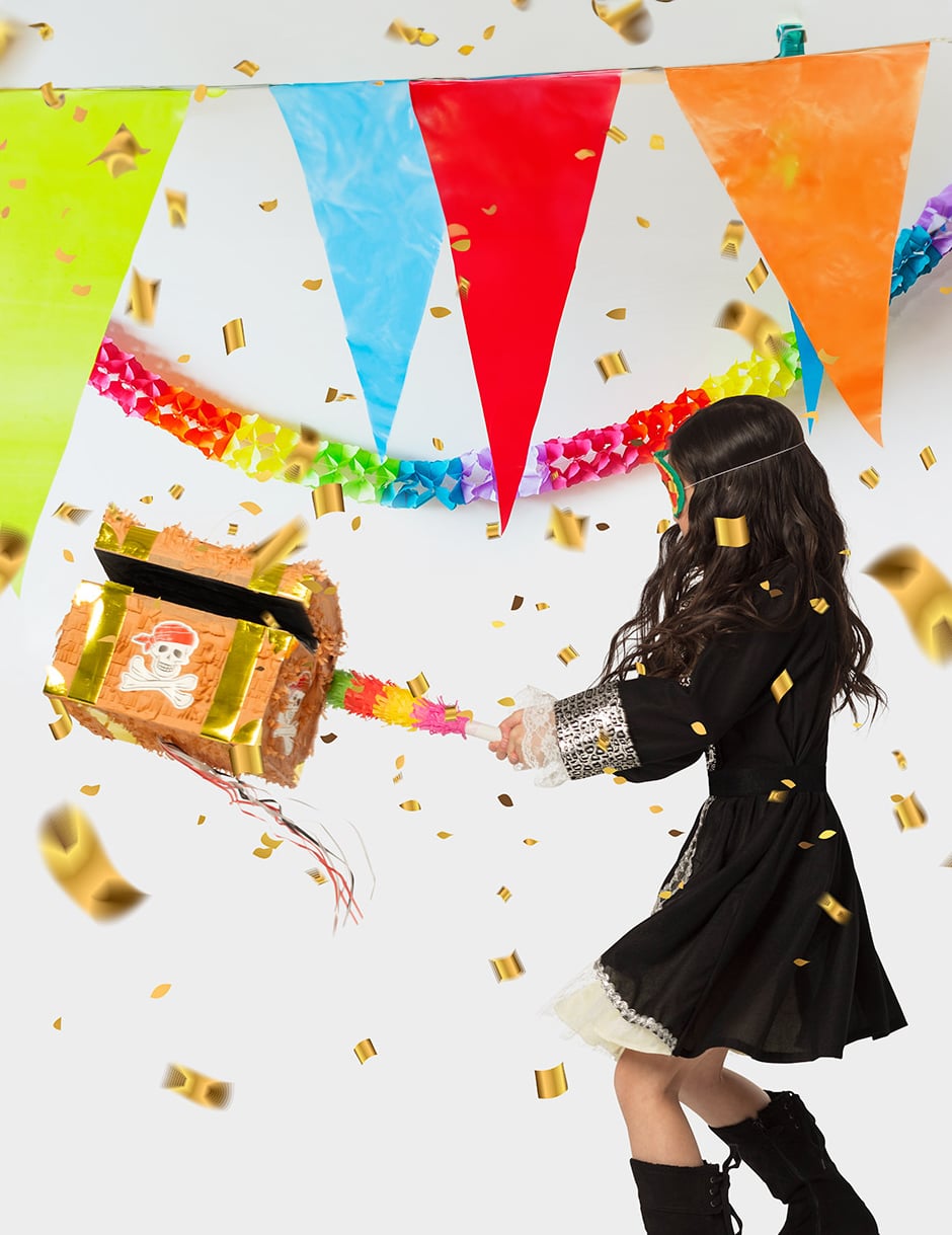 Mise en situation de jeu de la piñata coffre au trésor de pirate