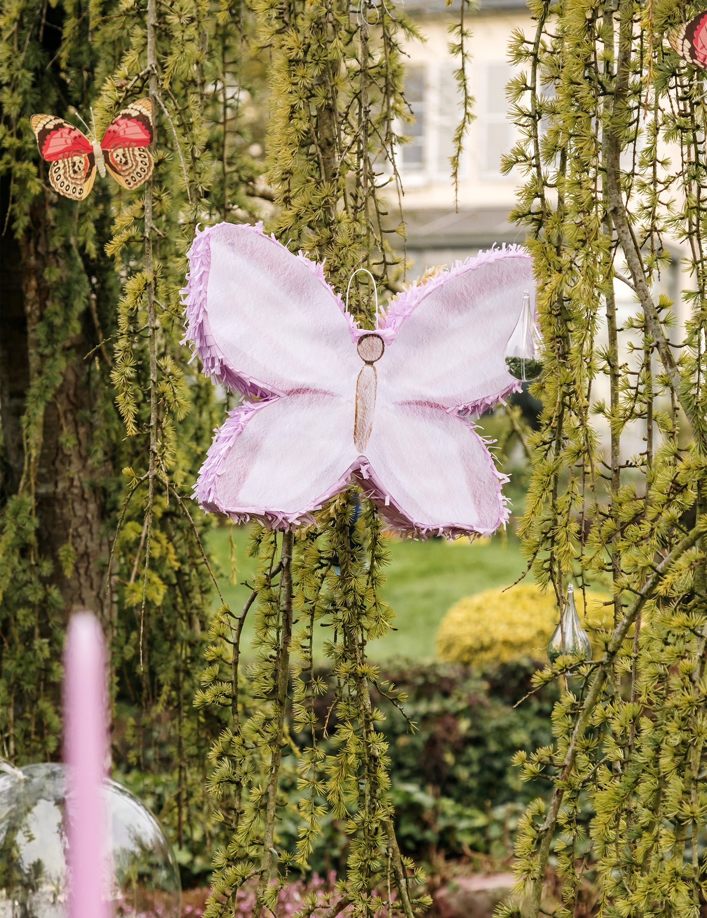 Lila in krem kartonska pinjata v obliki metulja, 45 x 36 x 8 cm za rojstni dan