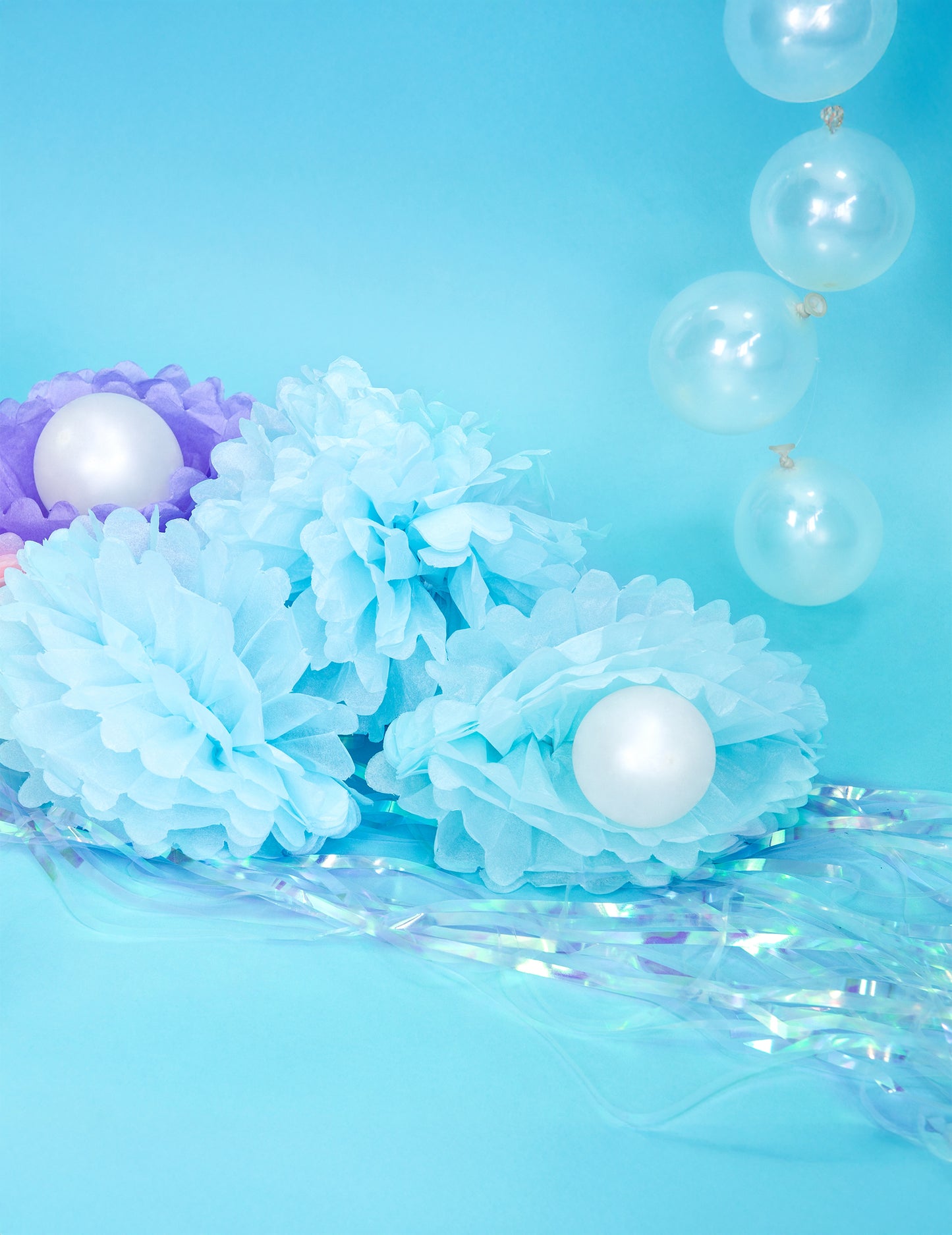 Mise en situation du pompon à suspendre en papier pour décoration de fête bleu ciel