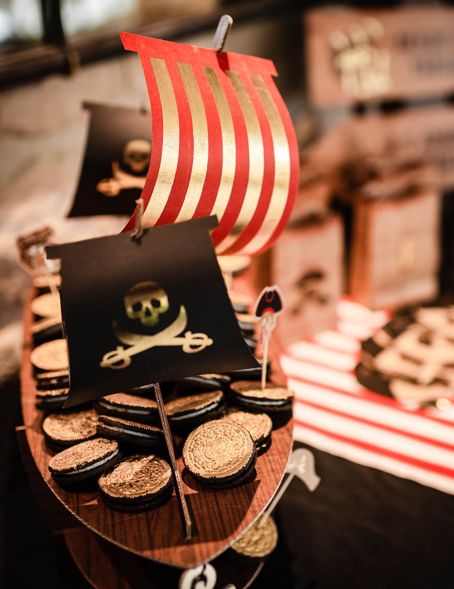 Stojalo za torte v obliki piratske ladje z zlatim okrasjem 46,5 x 40 x 20 cm