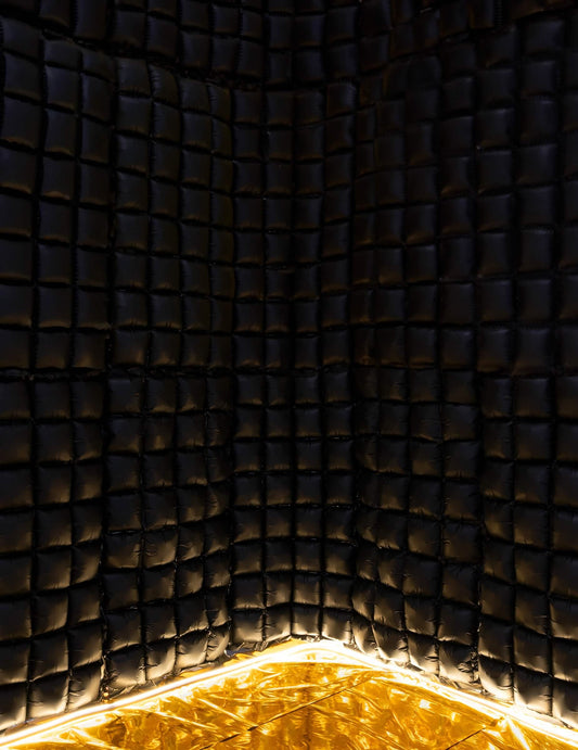 Gros plan sur la texture du rideau de ballons noir