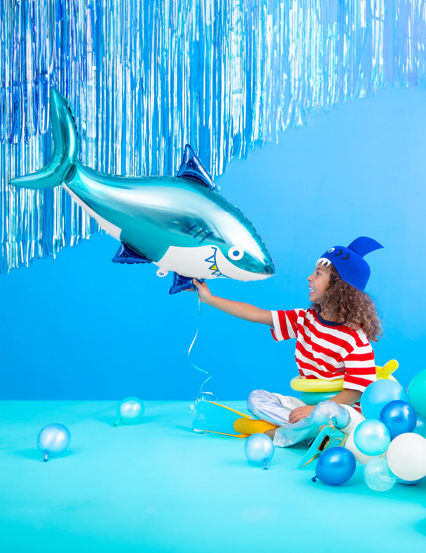 Mise en scène avec un ballon requin du rideau de fils métallisé pour fête bleu nuit