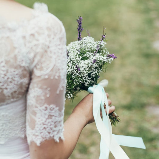 Détail du ruban noué sur un bouquet de fleurs du ruban satin mariage