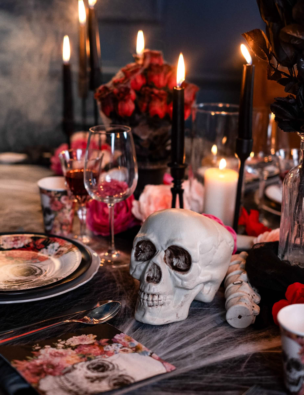 Detajl lobanje in hrbtenice na mizi vreče kosti 12-delni halloween