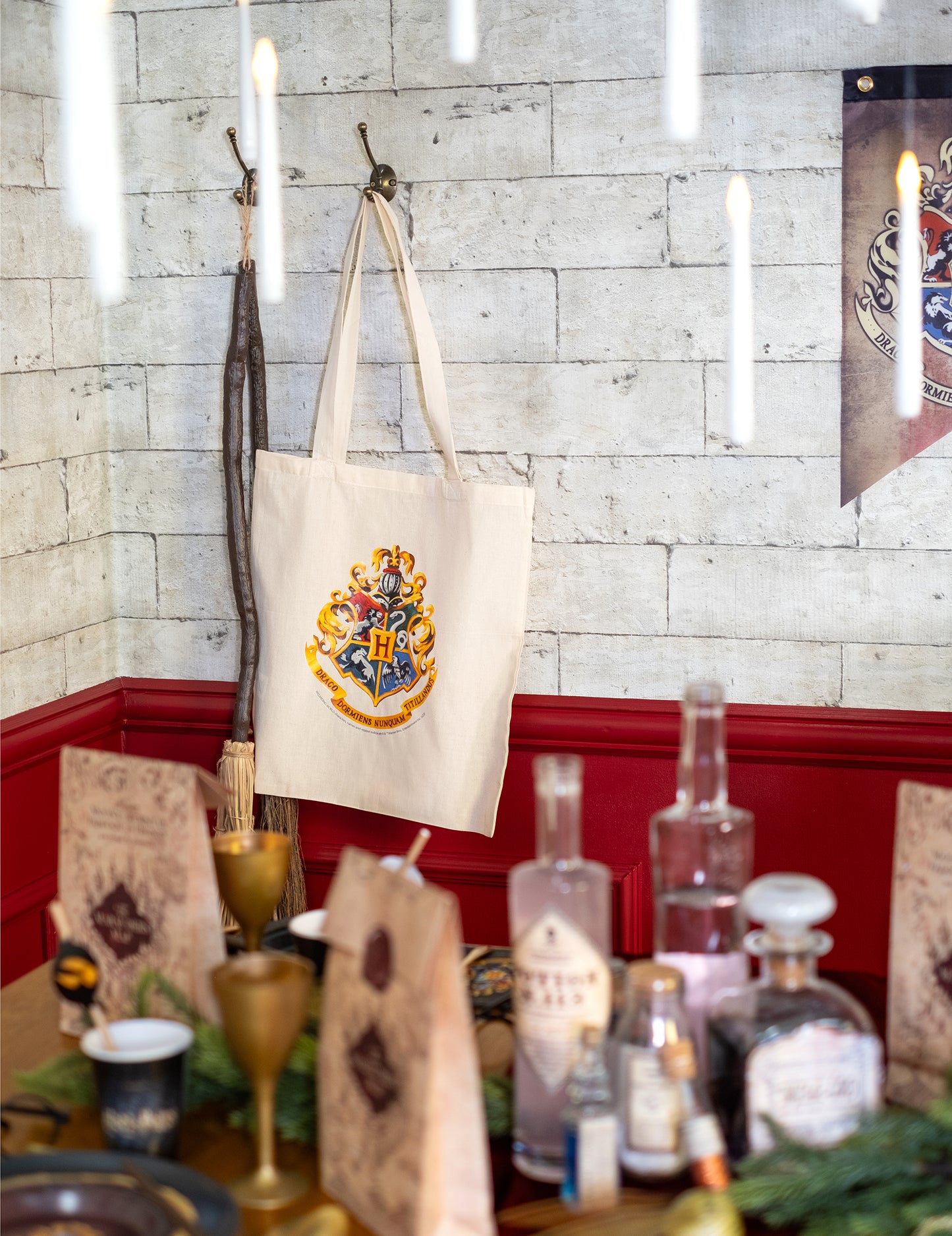 Mise en situation dans un décor de Poudlard du sac tote bag en coton Harry Potter