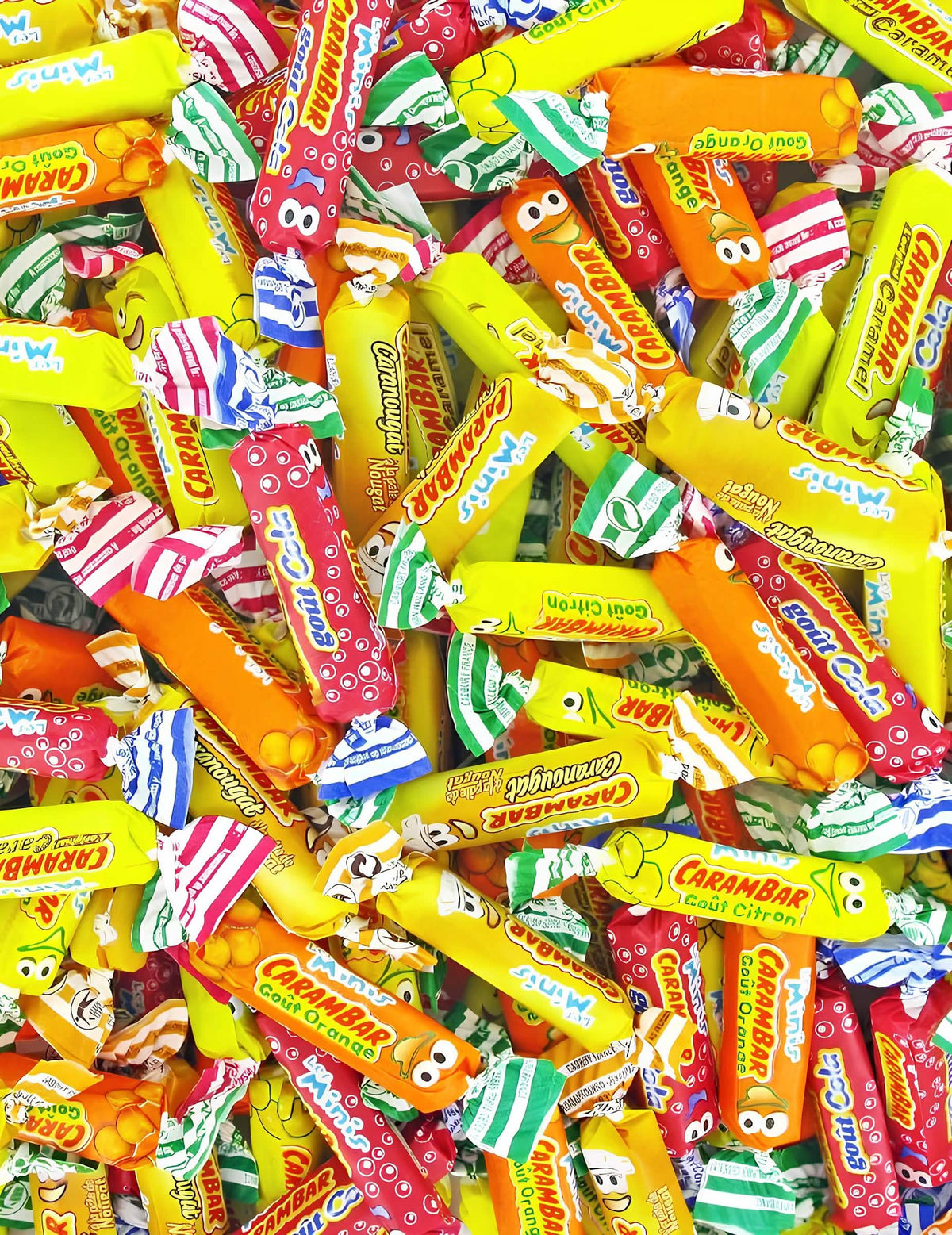 Velik posnetek bomboni iz vrečke mini Carambar Minis Mix