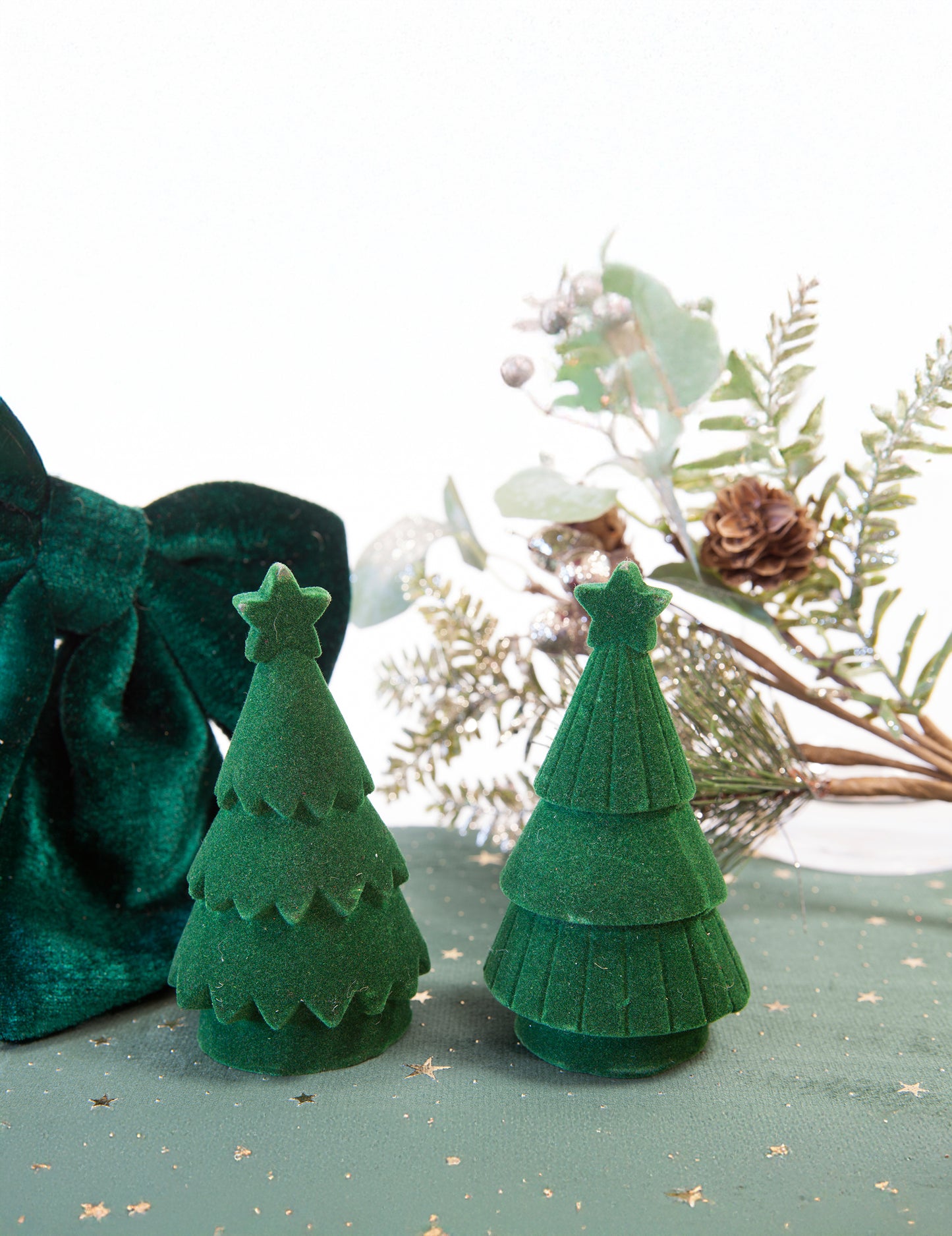 Zelena božična jelka iz smole z žametnim učinkom 11 cm, dekoracija mize