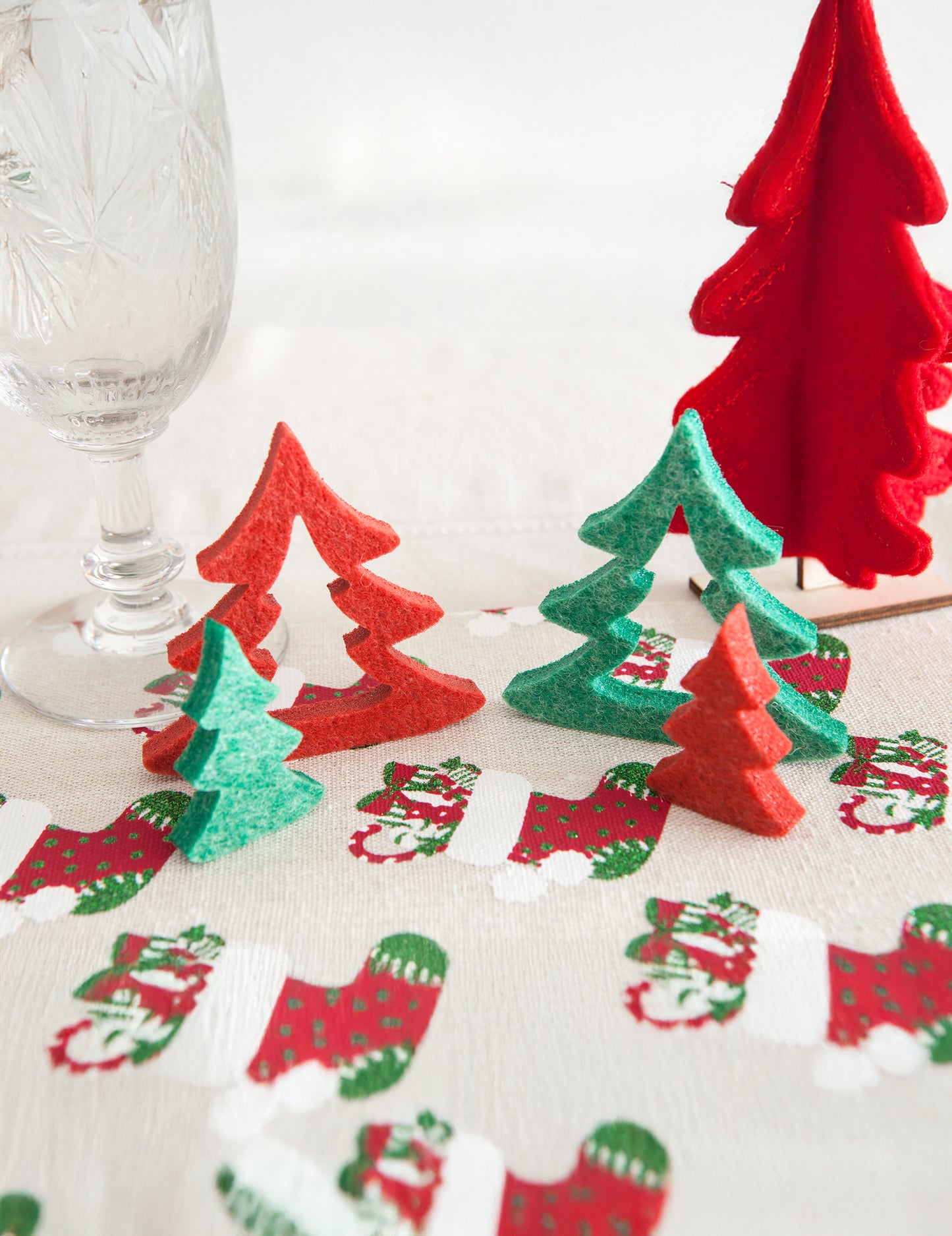 8 zelenih in rdečih božičnih drevesc iz filca cm za božične okraske