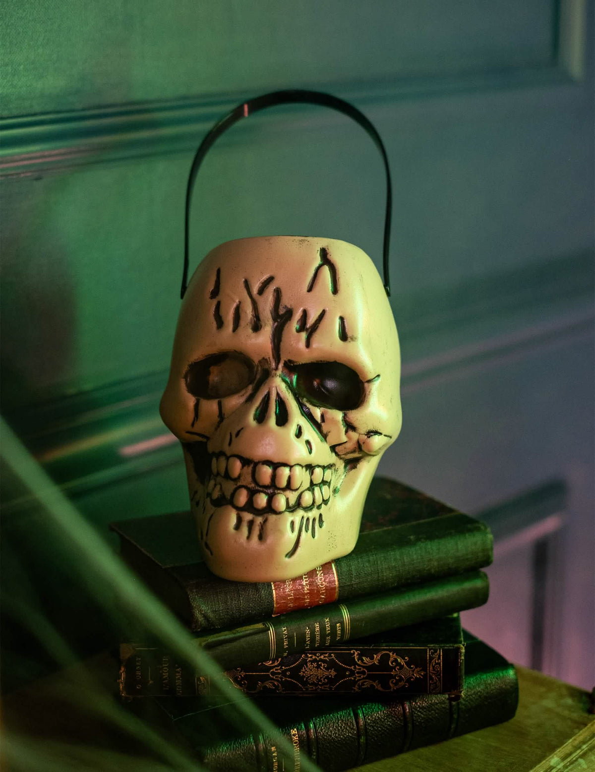 Prikaz vedra za bombone v obliki lobanje za halloween