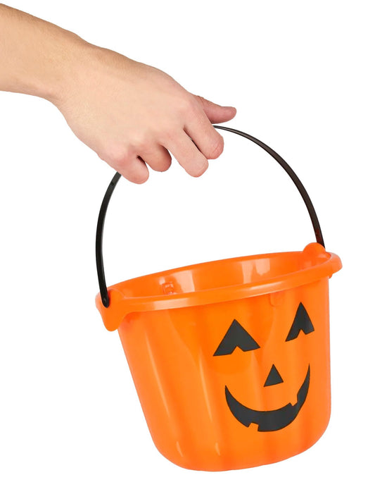 Podrobnost ročaja, ki ga drži roka vedra buča za halloween