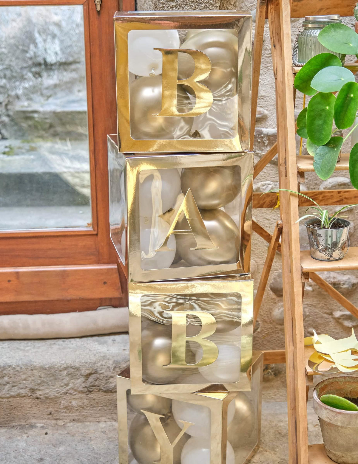 Postavitev na škatle z baloni z zlato nalepko baby za baby showerja