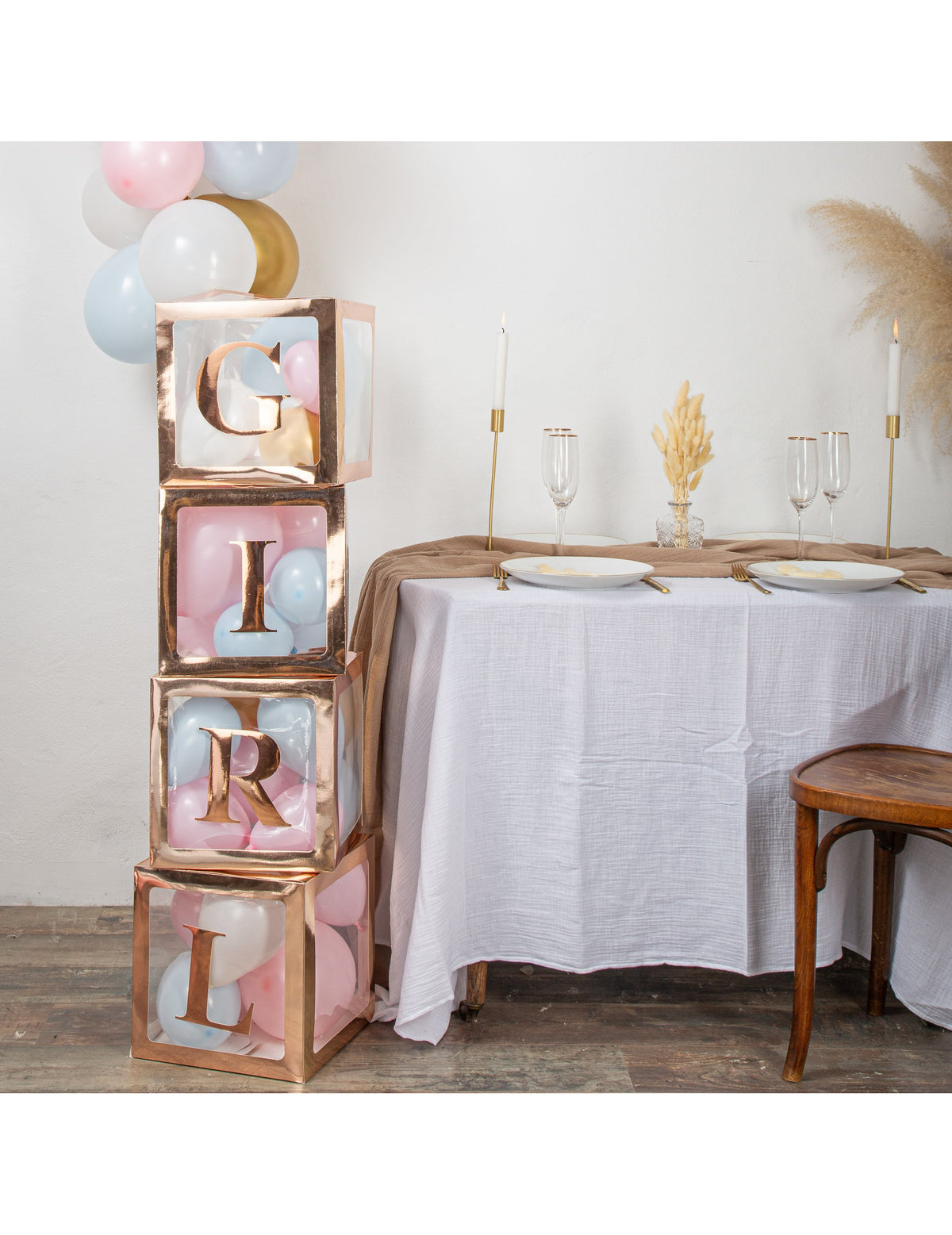 Mise en scène des stickers lettres girl pour baby shower rose gold